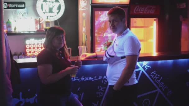 SAN PETERSBURG, RUSIA - 26 DE JUNIO DE 2015: Gente en el bar de la discoteca de la discoteca. Iluminaciones. Animando. Beber cerveza — Vídeo de stock