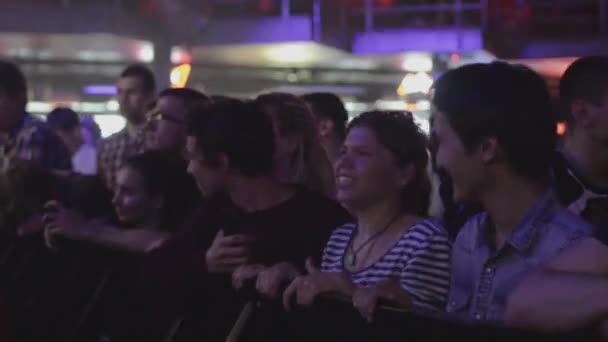 SAINT PETERSBURG, RÚSSIA - JUNHO 26, 2015: Jovens tremendo, dança na discoteca em boate. Holofotes. Que loucura. A aplaudir. Concerto ao vivo — Vídeo de Stock