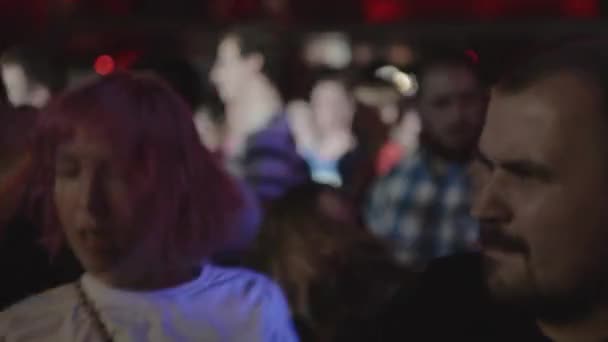 상트 페테르부르크, 러시아 - 6 월 26, 2015 : 핑크 머리 소녀는 다른 사람의 사이에서 나이트 클럽에서 디스코텍에 머리를 흔들어. 스포트라이트. 라이브 콘서트 — 비디오