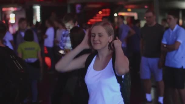 Saint Petersburg, Rusya - 26 Haziran 2015: Diskotek önce gece kulübünde beyaz gömlekkomik dans genç kız. Insanlar. Canlı konser — Stok video