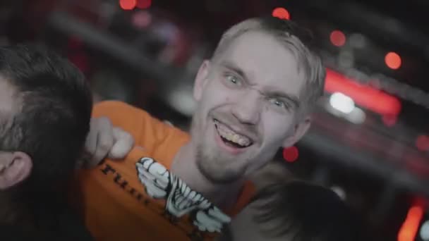상트 페테르부르크, 러시아 - 6 월 26, 2015 : 미친 젊은 남자가 다른 사람들 사이에서 나이트 클럽에서 디스코텍에 춤. 스포트라이트. 라이브 콘서트 — 비디오