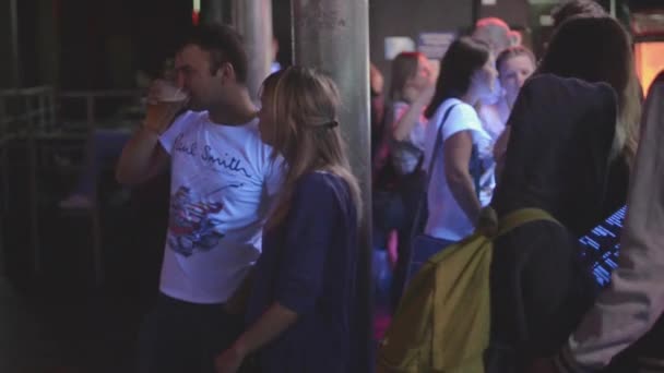 Petrohrad, Rusko-26. června 2015: lidé popíjejí pivo v baru na diskotéce v nočním klubu. Iluminace. Fandění. Alkoholu — Stock video