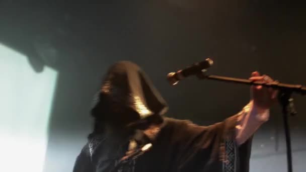 SAN PETERSBURG, RUSIA - 26 DE JUNIO DE 2015: Cantante barbudo en manto, con balalaika actuando en el escenario en discoteca en discoteca. Luces de búsqueda — Vídeos de Stock