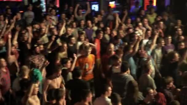 SAN PETERSBURG, RUSIA - 26 DE JUNIO DE 2015: La gente levanta la mano a la discoteca en la discoteca. Cantante en manto, DJ actuar en el escenario. Hombres en topless — Vídeos de Stock