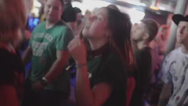 SAN PETERSBURG, RUSIA - 26 DE JUNIO DE 2015: Adolescentes aplaudiendo en discoteca en discoteca. Proyectores. Mucha gente. Bailando despreocupadamente. Animación — Vídeos de Stock