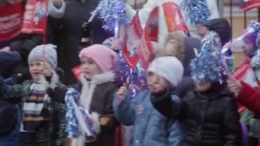 Saint Petersburg, Rusya - 27 Ekim 2013: Birçok küçük çocuk yolda kırmızı bayraklar, mavi pom pom dalga. Yetişkin. Olay. Seyirci. Mutluluk