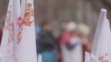 Saint Petersburg, Rusya - 27 Ekim 2013: bayrak yarışı Saint Petersburg'daki Olimpiyat meşalesinin. Üniformalı erkeklere de sahnede. Kraliyet elbise kadınlarda