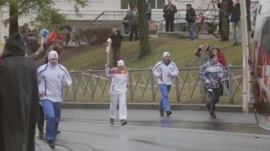 Saint Petersburg, Rusya - 27 Ekim 2013: bayrak yarışı Olimpiyat alev Peterhof, Saint Petersburg içinde. Kadın ışık tutan kimse alev ile çalıştırın. Törenleri