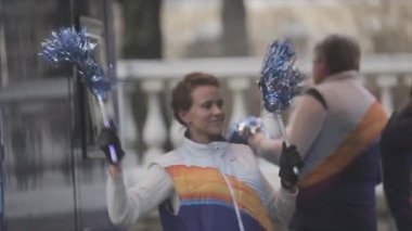 Saint Petersburg, Rusya - 27 Ekim 2013: Ekim ayında St. Petersburg'da Olimpiyat meşalesi bayrak yarışı. Mutlu kızlar ve erkek otobüs dalga pom pom.