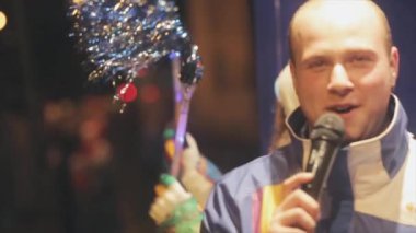 Saint Petersburg, Rusya - 27 Ekim 2013: Ekim ayında St. Petersburg'da Olimpiyat meşalesi bayrak yarışı. Otobüstemutlu adam mikrofonkonuşmak.