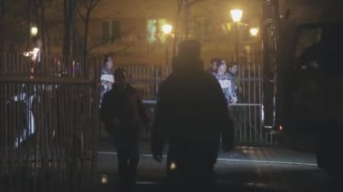 Saint Petersburg, Rusya - 27 Ekim 2013: St. Petersburg'da bayrak yarışı Olimpiyat ateşi. Meşale taşıyıcısı alevle koşar. Muhafız. Kortej. Akşam