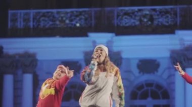 Saint Petersburg, Rusya - 27 Ekim 2013: St. Petersburg'da bayrak yarışı Olimpiyat ateşi. Üniformalı kız sahnede dansçıyla şarkı söyledi. Performans