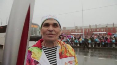 Saint Petersburg, Rusya - 27 Ekim 2013: Bari Alibasov, St. Petersburg'daki Olimpiyat meşalesi bayrak yarışı hakkında röportaj verdi. Yağmur. Hareketi