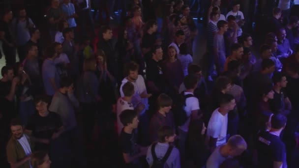 SAN PETERSBURG, RUSIA - 26 DE JUNIO DE 2015: Adolescentes en discoteca en discoteca. Aplaude. Proyectores. Animando. Concierto en vivo. Multitud. Aplausos — Vídeos de Stock