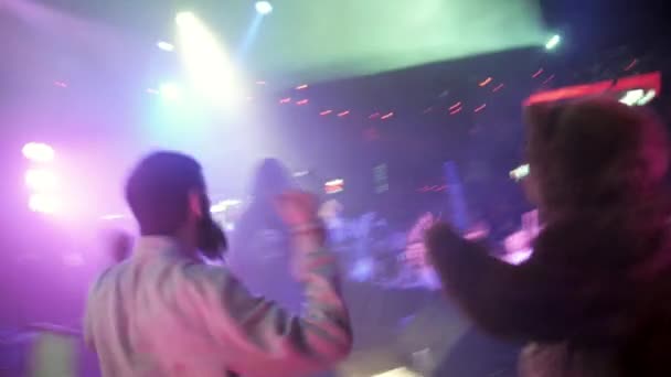 SAINT PETERSBURG, RUSSIE - 26 JUIN 2015 : Chanteur en manteau, DJ en chemise folklorique danse maladroitement sur scène sur discothèque en boîte de nuit. Projecteurs — Video