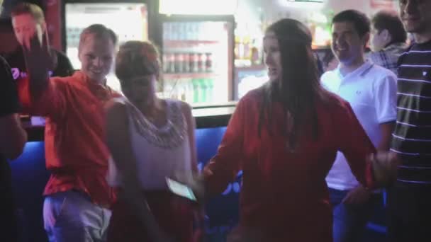 Αγία Πετρούπολη, Ρωσία - 26 Ιουνίου 2015: Νεαρές γυναίκες χορεύουν αδέξια στην ντισκοτέκ στο νυχτερινό κέντρο διασκέδασης στο μπαρ. Προβολείς. Folk Ένδυση — Αρχείο Βίντεο