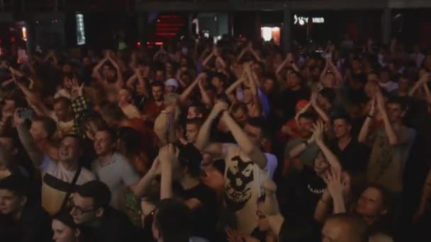 SAINT PETERSBURG, RUSSIE - 26 JUIN 2015 : Adolescents en discothèque dans une boîte de nuit. Applaudissez. Pleins feux. Levez la main. Concert en direct. Foule — Video