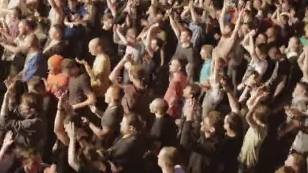 СЕНТ-ПЕТЕРБУРГ, РОССИЯ - 26 ИЮНЯ 2015: Люди на дискотеке в ночном клубе. Танцуют, поднимают руки. Прожекторы. Прыгаю. Живой концерт . — стоковое видео