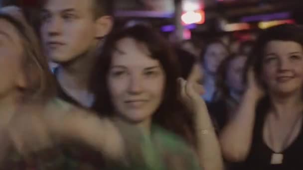 Αγία Πετρούπολη, Ρωσία - 26 Ιουνίου 2015: Οι έφηβοι χορός αδέξια σε ντισκοτέκ στο νυχτερινό κέντρο διασκέδασης. Προβολείς. Άλμα. Ζωντανή συναυλία. — Αρχείο Βίντεο