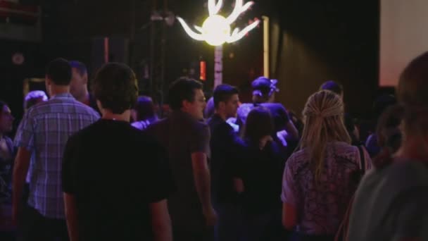 SAN PETERSBURG, RUSIA - 26 DE JUNIO DE 2015: Los adolescentes se quedan en la discoteca. Preparación antes del concierto en vivo. Proyectores. Fase vacía . — Vídeos de Stock