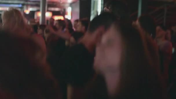 Sint-Petersburg, Rusland - 26 juni 2015: Dansen tiener meisje onhandig op discotheek in nachtclub. Schijnwerpers. Springen. Lachen in de camera — Stockvideo