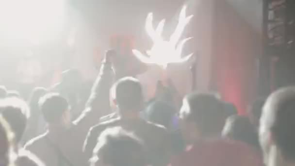 Sint-Petersburg, Rusland - 26 juni 2015: Mensen dansen op concert in discotheek. Schijnwerpers. Juichen. Bear, twee vocaliste op het podium. Balalaika — Stockvideo