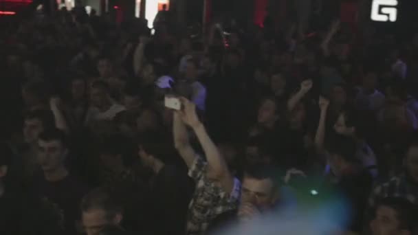 Saint Petersburg, Oroszország - 2015. június 26.: Énekes népi ing, férfi köpeny, a színpad zsúfolt nightclub. Spotlámpa. Éljenzés emberek — Stock videók