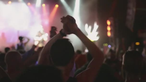 SAN PETERSBURG, RUSIA - 26 DE JUNIO DE 2015: La gente aplaude a los vocalistas vestidos de folk en el escenario de un club nocturno. Proyectores. Actuación en vivo . — Vídeos de Stock