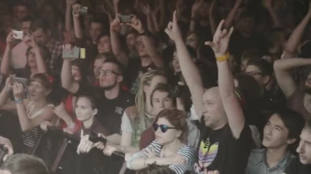 SAINT PETERSBURG, RÚSSIA - JUNHO 26, 2015: Pessoas dançando, levantar as mãos, atirar em telefones em performance ao vivo em boate. Destaques . — Vídeo de Stock