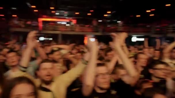 SAINT PETERSBURG, RUSIA - 26 DE JUNIO DE 2015: Vocalista barbudo en el manto, hombre con camisa popular en el escenario en la discoteca. Proyectores. La gente aplaude — Vídeos de Stock