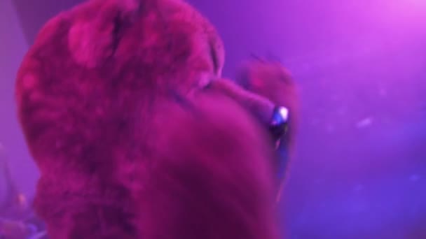 SAN PETERSBURG, RUSIA - 26 DE JUNIO DE 2015: Hombre disfrazado de oso pardo bailando en el escenario de una discoteca. Proyectores rosados. Actuación en vivo — Vídeos de Stock