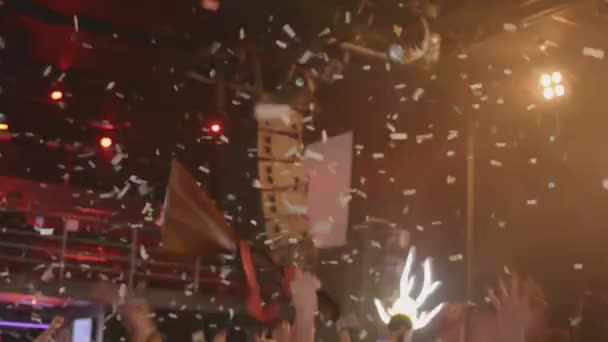 SAINT PETERSBURG, RUSSIE - 26 JUIN 2015 : Les gens dansent en boîte de nuit. Pleins feux. Des confettis. L'homme élève la balalaïka. Spectacle. Divertissement — Video