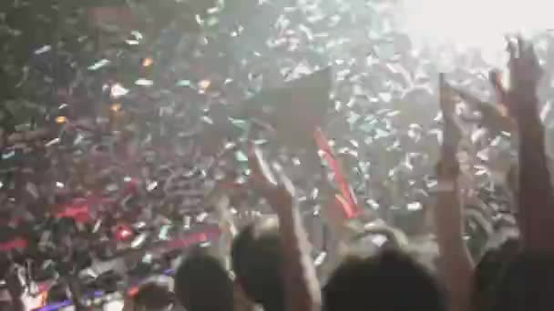 SAINT PETERSBURG, RUSSIA - 26 GIUGNO 2015: La gente fa il tifo nel nightclub. I riflettori. Banda folk rock che si esibisce sul palco. Confetti. Balalaika — Video Stock