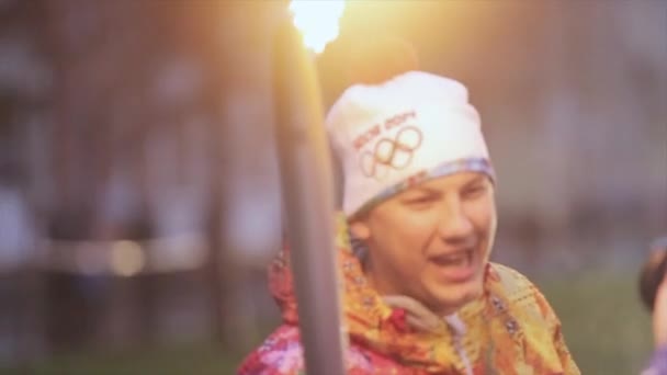 Αγία Πετρούπολη, Ρωσία - 27 Οκτωβρίου 2013: Ευτυχισμένος άνθρωπος συμμετέχων σκυταλοδρομία της Ολυμπιακής φλόγας στην Αγία Πετρούπολη σε Οκτωβρίου δίνουν συνέντευξη. — Αρχείο Βίντεο