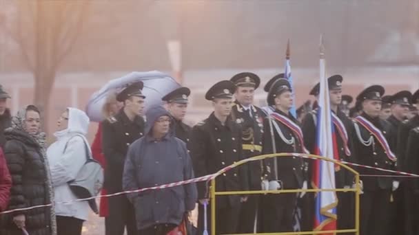 SAINT PETERSBURG, RÚSSIA - OUTUBRO 27, 2013: Muitos homens de uniforme militar ficam com as pessoas atrás da cerca. Bandeira nacional russa. Evento. Chuva — Vídeo de Stock