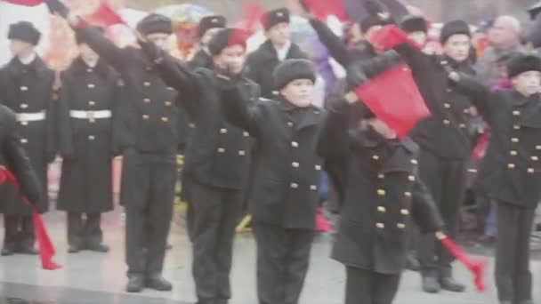 SAINT PETERSBURG, RÚSSIA - OUTUBRO 27, 2013: Muitos adolescentes permanecem n em uniforme militar levantam bandeiras vermelhas em ambas as mãos. Público. Evento — Vídeo de Stock