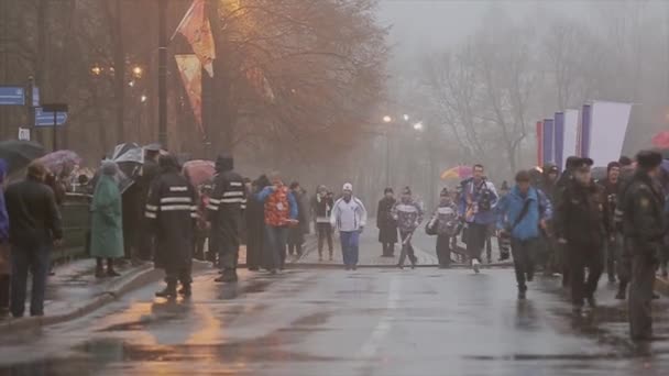 SAN PETERSBURG, RUSIA - 27 DE OCTUBRE DE 2013: Carrera de relevos Llama olímpica en San Petersburgo en octubre. El portador de la antorcha funciona con llama. Lluvia. Cortejo. — Vídeos de Stock