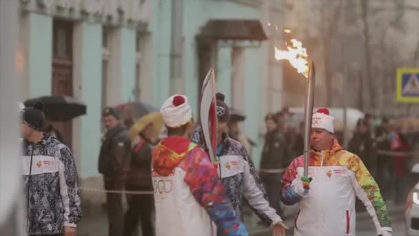 Sankt Petersburg, Ryssland-27 oktober 2013: stafett Race olympiska elden i Sankt Petersburg i oktober. Torchbärare passera flamma till Bari Alibasov. — Stockvideo