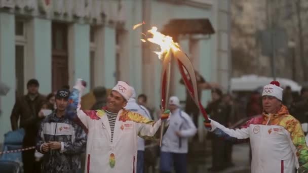Sankt Petersburg, Ryssland-oktober 27, 2013: relä Race olympisk flamma i Sankt Petersburg. Torchbärare passera flamma till Bari Alibasov. Wave hand — Stockvideo