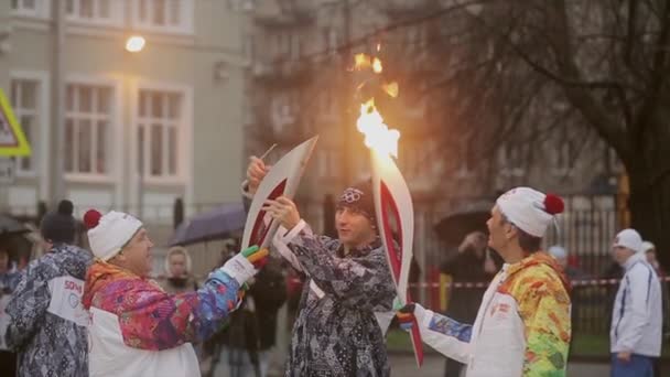 SAINT PETERSBURG, RÚSSIA - 27 de outubro de 2013: Corrida de revezamento Chama olímpica em São Petersburgo, em outubro. Bari Alibasov passa a chama ao homem. Pessoas — Vídeo de Stock