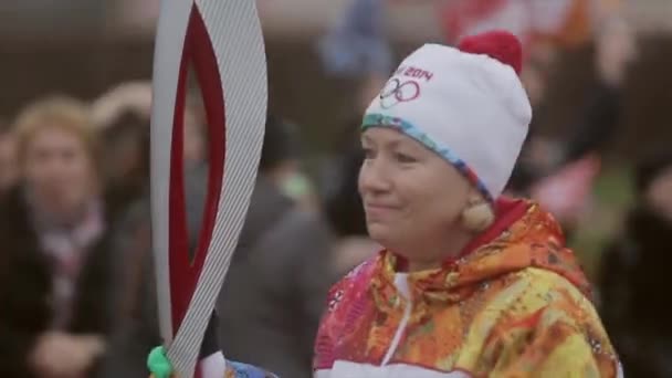 SAN PETERSBURG, RUSIA - 27 DE OCTUBRE DE 2013: Carrera de relevos Llama olímpica en San Petersburgo en octubre. Mujer portador de la antorcha saludar a la audiencia . — Vídeos de Stock