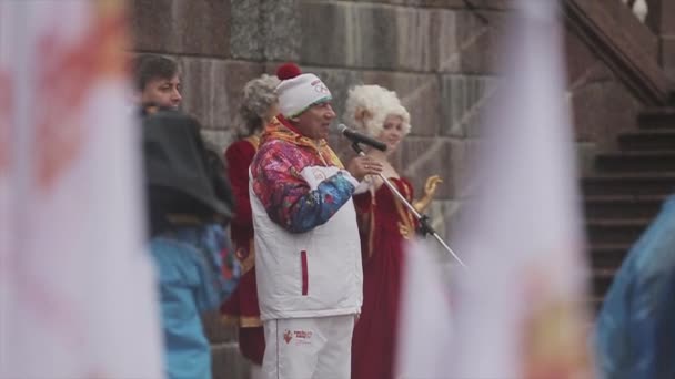 Sankt Petersburg, Ryssland - 27 oktober 2013: stafettlopp olympiska elden i Sankt Petersburg. Mannen i uniform tala på scenen. Kvinnor i royal klänning — Stockvideo