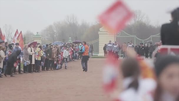 Sint-Petersburg, Rusland - 27 oktober 2013: estafette Olympische vlam in Sint-Petersburg. Mannen in uniform houden kaars fase. Lijkstoet. Mensen — Stockvideo