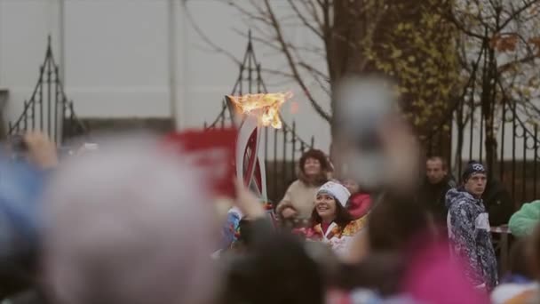 SAN PETERSBURG, RUSIA - 27 DE OCTUBRE DE 2013: Carrera de relevos Llama olímpica en Peterhof, San Petersburgo. Momento de llama pasajera. La gente dispara por teléfono — Vídeo de stock