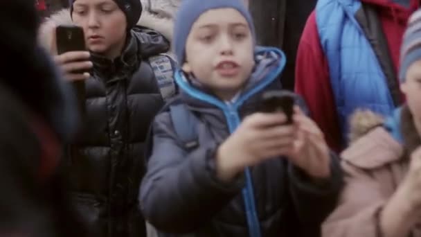 SAINT PETERSBURG, RÚSSIA - OUTUBRO 27, 2013: Muitas crianças atiram na câmera. Policia. Evento. Público. Noite de outono no parque. Bandeiras vermelhas — Vídeo de Stock