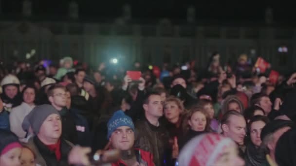 SAN PETERSBURG, RUSIA - 27 DE OCTUBRE DE 2013: Muchos adolescentes, adultos, niños se quedan en la calle, filman en cámara. Evento. Público. Noche oscura. Multitud. — Vídeos de Stock