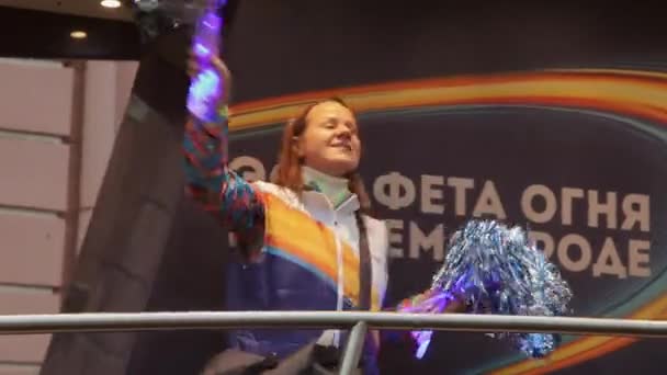 SAN PETERSBURG, RUSIA - 27 DE OCTUBRE DE 2013: Carrera de relevos de llama olímpica en San Petersburgo. Chicas jóvenes y chico en el autobús agitar pom pom. Uniforme — Vídeos de Stock