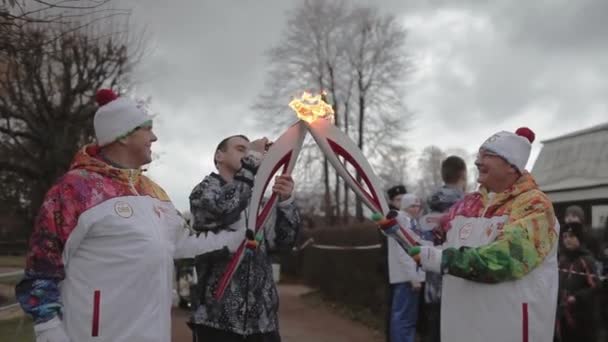 SAN PETERSBURGO, RUSSIA - 27 OTTOBRE 2013: Corsa a staffetta Fiamma olimpica a San Pietroburgo. I portacandele passano la fiamma. Autunno. Tempo grigio — Video Stock