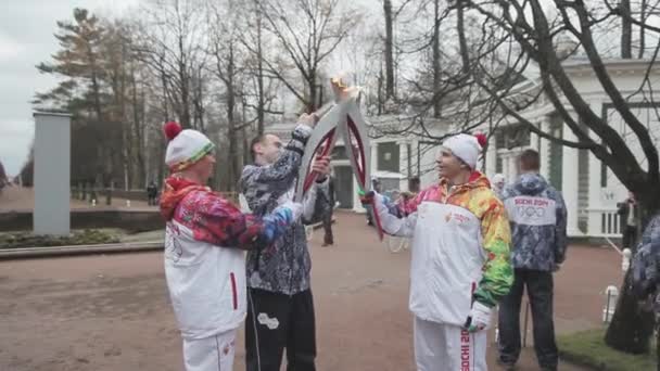 Petrohrad, Rusko-27. října 2013: závod na přenos olympijských plamenů v Petrohradě Peterhof. V plamenech je Anastasia Volochkova — Stock video