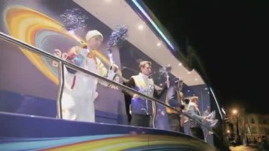 Saint Petersburg, Rusya - 27 Ekim 2013: St. Petersburg'da Olimpiyat meşalesi bayrak yarışı. Taraftarlar otobüste ponpon sallıyor. Karanlık akşam